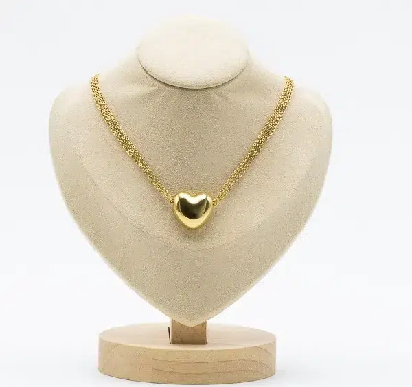 cette photo représente le collier coeur multichaines