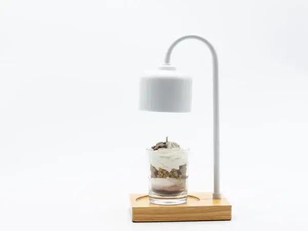 cette photo représente la lampe à bougie blanche