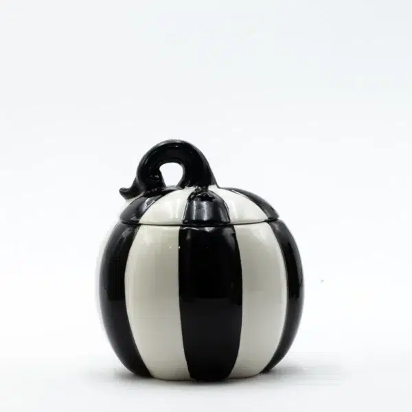 cette photo représente le brule parfum citrouille noir et blanche