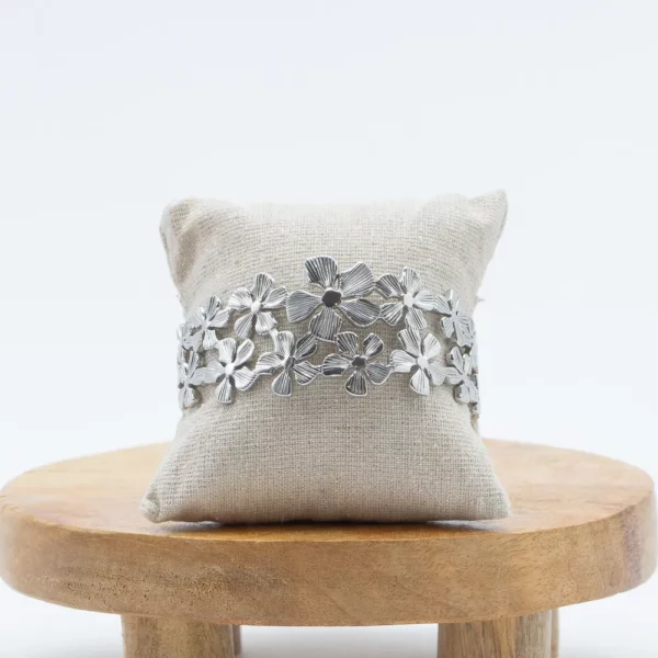 cette photo représente le bracelet manchette fleurs argenté