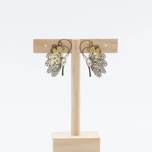 cette photo représente les boucles d'oreilles fleur et perles dorée