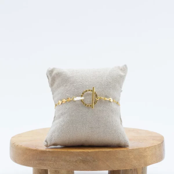 cette photo représente le bracelet cercle martelé et barre doré