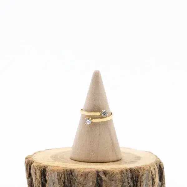 cette photo représente la bague double strass dorée