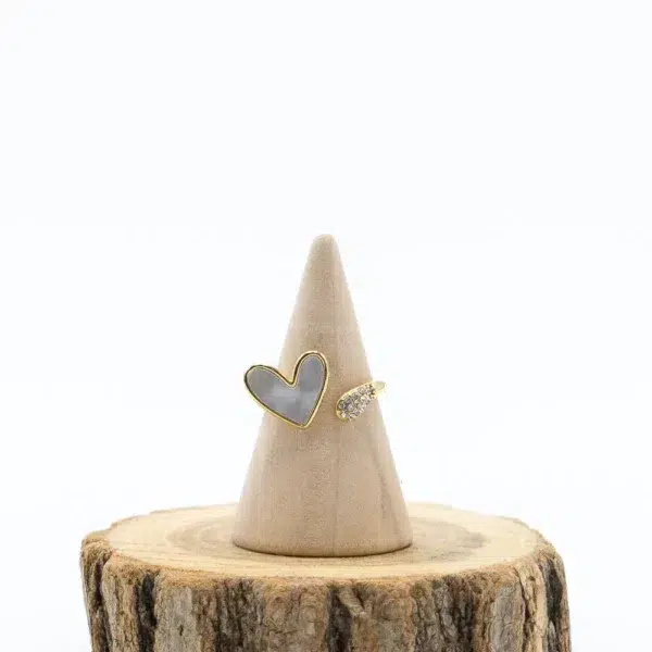 cette photo représente la bague coeur nacré doré