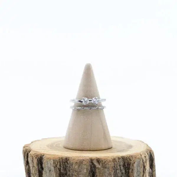 cette photo représente la bague noeud et strass argenté