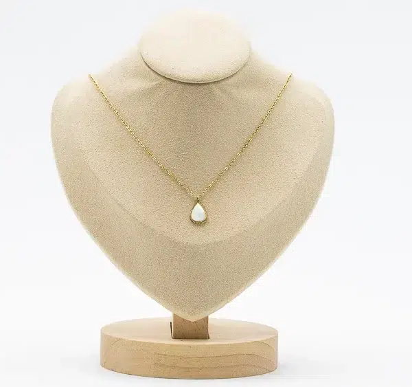 cette photo représente le collier goutte nacre doré