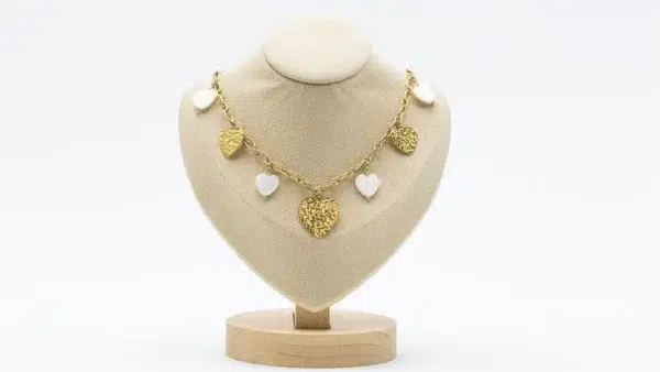 cette photo représente le collier coeurs dorés martelés et nacrés