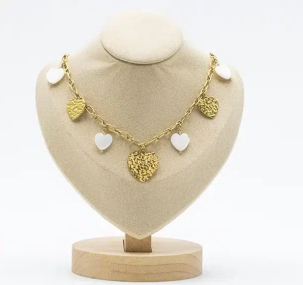cette photo représente le collier coeurs dorés martelés et nacrés
