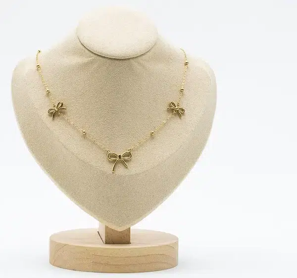 cette photo représente le collier triple noeud doré
