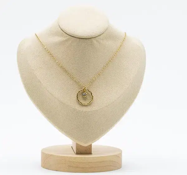 cette photo représente le collier cercle et strass doré