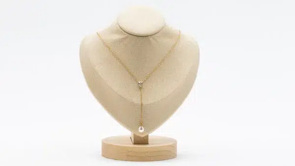 cette photo représente le collier cascade et perle, doré