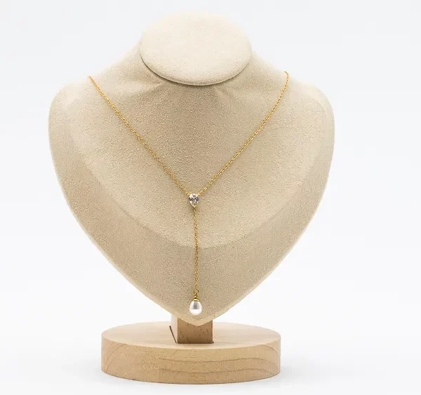 cette photo représente le collier cascade et perle, doré