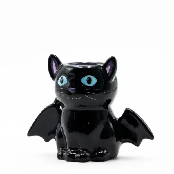 cette photo représente le brule parfum chat sauve souris