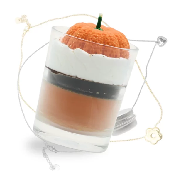 Photo de la bougie bijou Citrouille et exemples de collier qu'elle peut contenir