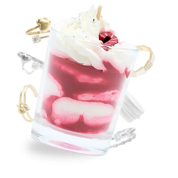 Photo de la bougie bijou Sucre d'orge et exemples de bague qu'elle peut contenir