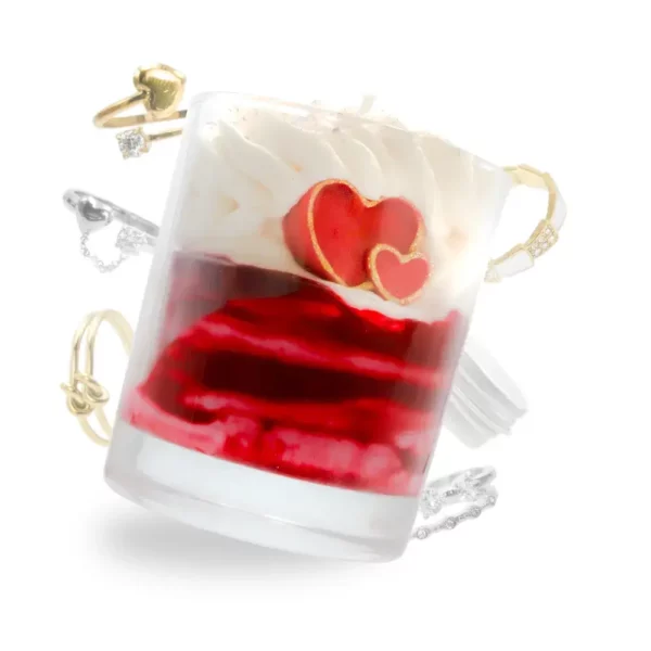 Photo de la bougie bijou Saint Valentin et exemples de bague qu'elle peut contenir