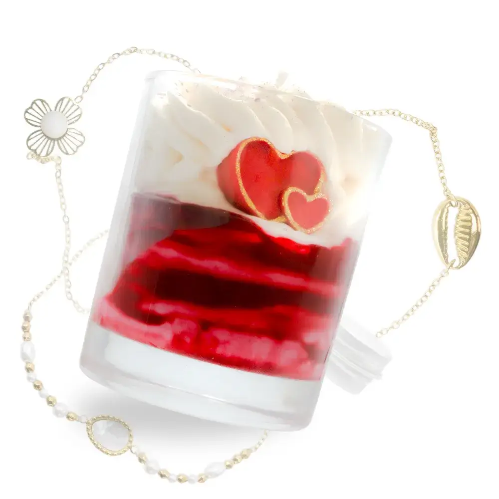 Photo de la bougie bijou Saint Valentin et exemples de bracelet qu'elle peut contenir